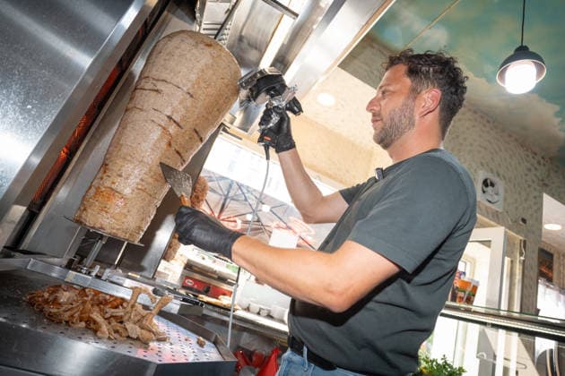 Felix Banaszak, Bundesvorsitzender BÜNDNIS 90 DIE GRÜNEN, besucht im Rahmen seiner Sommertour 2026 unter dem Motto Taxi Banaszak einen Döner-Laden in Magdeburg und diskutiert über die Dönerpreisbremse - Elenas Gemüse Kebab;Taxi Banaszak Sommertour von Felix Banaszak zu Besuch im Dönerladen in Magdeburg, Magdeburg Sachsen-Anhalt Deutschland Elenas Gemüse Kebab *** Felix Banaszak, Federal Chair of BÜNDNIS 90 THE GREENS, visits a kebab shop in Magdeburg as part of his 2026 summer tour, themed Taxi Banaszak, and discusses the kebab price cap, Elena’s Veggie Kebab, and Taxi Banaszak. Felix Banaszak’s summer tour: a visit to a kebab shop in Magdeburg, Magdeburg, Saxony-Anhalt, Germany; Elena’s Vegetable Kebab