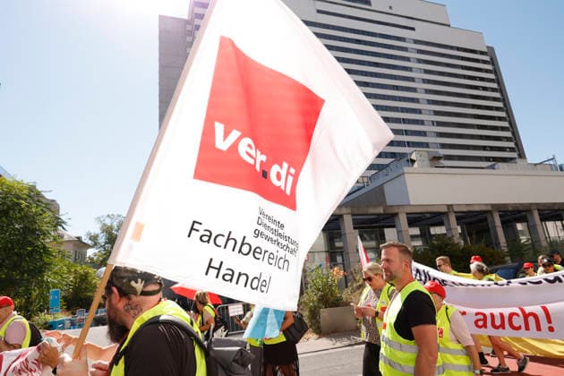 Frankfurt Impressionen 14.08.2026 Vereinigte Dienstleistungsgewerkschaft VERDI ruft zu zentralem hessenweiten Streikmassnahmen vor weiteren Tarifverhandlungen im Einzelhandel und Großhandel auf. Vor der Kundgebung bei 31 Grad vor der Hauptwache Frankfurt nahmen zahlreiche Streikende am Demonstrationszug ab DGB Haus statt Frankfurt Main Hessen Deutschland *** Frankfurt Impressions, August 14, 2026: The United Services Union VERDI calls for a statewide strike across Hesse ahead of further collective bargaining negotiations in the retail and wholesale sectors. Before the rally, held in 31-degree heat in front of the Hauptwache in Frankfurt, numerous strikers joined the demonstrationprocession starting from the DGB building in Frankfurt am
