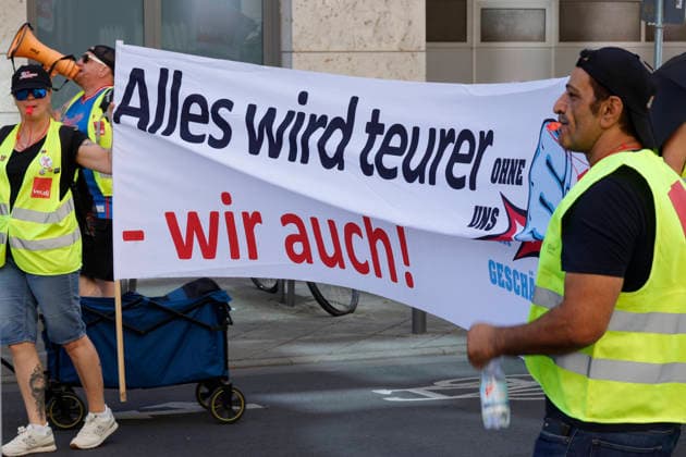 Frankfurt Impressionen 14.08.2026 Vereinigte Dienstleistungsgewerkschaft VERDI ruft zu zentralem hessenweiten Streikmassnahmen vor weiteren Tarifverhandlungen im Einzelhandel und Großhandel auf. Vor der Kundgebung bei 31 Grad vor der Hauptwache Frankfurt nahmen zahlreiche Streikende am Demonstrationszug ab DGB Haus statt Frankfurt Main Hessen Deutschland *** Frankfurt Impressions, August 14, 2026: The United Services Union VERDI calls for a statewide strike across Hesse ahead of further collective bargaining negotiations in the retail and wholesale sectors. Before the rally, held in 31-degree heat in front of the Hauptwache in Frankfurt, numerous strikers joined the demonstrationprocession starting from the DGB building in Frankfurt am