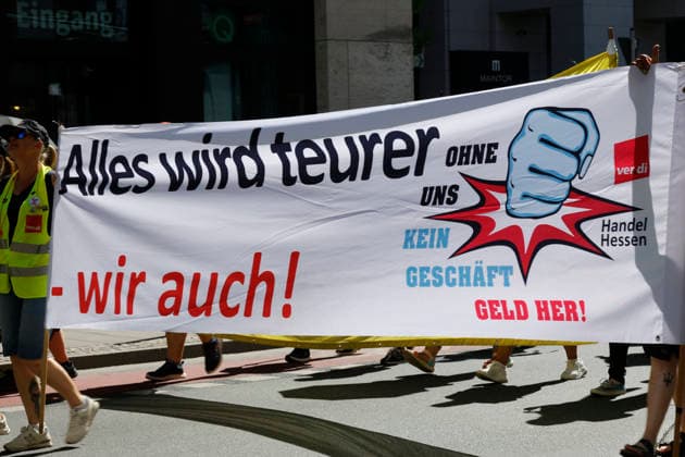 Frankfurt Impressionen 14.08.2026 Vereinigte Dienstleistungsgewerkschaft VERDI ruft zu zentralem hessenweiten Streikmassnahmen vor weiteren Tarifverhandlungen im Einzelhandel und Großhandel auf. Vor der Kundgebung bei 31 Grad vor der Hauptwache Frankfurt nahmen zahlreiche Streikende am Demonstrationszug ab DGB Haus statt Frankfurt Main Hessen Deutschland *** Frankfurt Impressions, August 14, 2026: The United Services Union VERDI calls for a statewide strike across Hesse ahead of further collective bargaining negotiations in the retail and wholesale sectors. Before the rally, held in 31-degree heat in front of the Hauptwache in Frankfurt, numerous strikers joined the demonstrationprocession starting from the DGB building in Frankfurt am