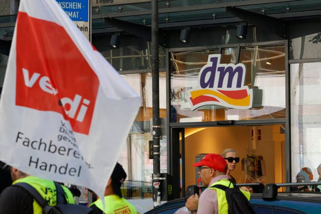 Frankfurt Impressionen 14.08.2026 Vereinigte Dienstleistungsgewerkschaft VERDI ruft zu zentralem hessenweiten Streikmassnahmen vor weiteren Tarifverhandlungen im Einzelhandel und Großhandel auf. Vor der Kundgebung bei 31 Grad vor der Hauptwache Frankfurt nahmen zahlreiche Streikende am Demonstrationszug ab DGB Haus statt hier DM Frankfurt Main Hessen Deutschland *** Frankfurt Impressions, August 14, 2026: The United Services Union VERDI calls for a statewide strike across Hesse ahead of further collective bargaining negotiations in the retail and wholesale sectors. Before the rally, held in 31-degree heat in front of the Hauptwache in Frankfurt, numerous strikers joined the marchprocession starting from the DGB building here in Frankfu