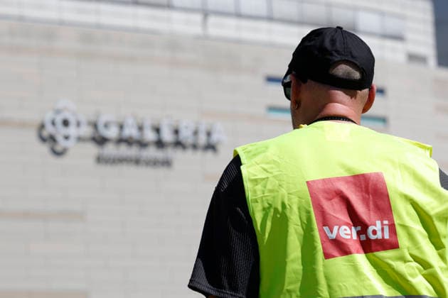 Frankfurt Impressionen 14.08.2026 Vereinigte Dienstleistungsgewerkschaft VERDI ruft zu zentralem hessenweiten Streikmassnahmen vor weiteren Tarifverhandlungen im Einzelhandel und Großhandel auf. Vor der Kundgebung bei 31 Grad vor der Hauptwache Frankfurt nahmen zahlreiche Streikende am Demonstrationszug ab DGB Haus statt hier Galeria Frankfurt Main Hessen Deutschland *** Frankfurt Impressions, August 14, 2026: The United Services Union VERDI calls for a statewide strike across Hesse ahead of further collective bargaining negotiations in the retail and wholesale sectors. Before the rally, which took place in 31-degree heat in front of the Hauptwache in Frankfurt, numerous strikers joined the demonstrationprocession starting from the DGB