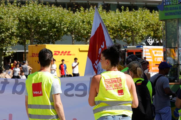 Frankfurt Impressionen 14.08.2026 Vereinigte Dienstleistungsgewerkschaft VERDI ruft zu zentralem hessenweiten Streikmassnahmen vor weiteren Tarifverhandlungen im Einzelhandel und Großhandel auf. Vor der Kundgebung bei 31 Grad vor der Hauptwache Frankfurt nahmen zahlreiche Streikende am Demonstrationszug ab DGB Haus statt hier DHL Frankfurt Main Hessen Deutschland *** Frankfurt Impressions, August 14, 2026: The United Services Union VERDI calls for a statewide strike across Hesse ahead of further collective bargaining negotiations in the retail and wholesale sectors. Before the rally, which took place in 31-degree heat in front of the Hauptwache in Frankfurt, numerous strikers joined the demonstrationprocession starting from the DGB bui