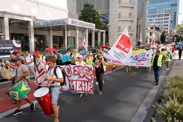 Frankfurt Impressionen 14.08.2026 Vereinigte Dienstleistungsgewerkschaft VERDI ruft zu zentralem hessenweiten Streikmassnahmen vor weiteren Tarifverhandlungen im Einzelhandel und Großhandel auf. Vor der Kundgebung bei 31 Grad vor der Hauptwache Frankfurt nahmen zahlreiche Streikende am Demonstrationszug ab DGB Haus statt Frankfurt Main Hessen Deutschland *** Frankfurt Impressions, August 14, 2026: The United Services Union VERDI calls for a statewide strike across Hesse ahead of further collective bargaining negotiations in the retail and wholesale sectors. Before the rally, held in 31-degree heat in front of the Hauptwache in Frankfurt, numerous strikers joined the demonstrationprocession starting from the DGB building in Frankfurt am