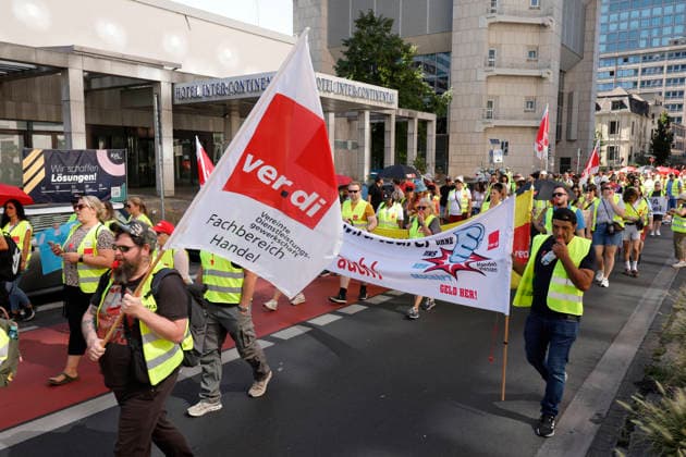 Frankfurt Impressionen 14.08.2026 Vereinigte Dienstleistungsgewerkschaft VERDI ruft zu zentralem hessenweiten Streikmassnahmen vor weiteren Tarifverhandlungen im Einzelhandel und Großhandel auf. Vor der Kundgebung bei 31 Grad vor der Hauptwache Frankfurt nahmen zahlreiche Streikende am Demonstrationszug ab DGB Haus statt Frankfurt Main Hessen Deutschland *** Frankfurt Impressions, August 14, 2026: The United Services Union VERDI calls for a statewide strike across Hesse ahead of further collective bargaining negotiations in the retail and wholesale sectors. Before the rally, held in 31-degree heat in front of the Hauptwache in Frankfurt, numerous strikers joined the demonstrationprocession starting from the DGB building in Frankfurt am