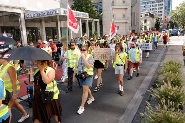 Frankfurt Impressionen 14.08.2026 Vereinigte Dienstleistungsgewerkschaft VERDI ruft zu zentralem hessenweiten Streikmassnahmen vor weiteren Tarifverhandlungen im Einzelhandel und Großhandel auf. Vor der Kundgebung bei 31 Grad vor der Hauptwache Frankfurt nahmen zahlreiche Streikende am Demonstrationszug ab DGB Haus statt Frankfurt Main Hessen Deutschland *** Frankfurt Impressions, August 14, 2026: The United Services Union VERDI calls for a statewide strike across Hesse ahead of further collective bargaining negotiations in the retail and wholesale sectors. Before the rally, held in 31-degree heat in front of the Hauptwache in Frankfurt, numerous strikers joined the demonstrationprocession starting from the DGB building in Frankfurt am