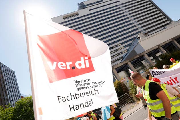 Frankfurt Impressionen 14.08.2026 Vereinigte Dienstleistungsgewerkschaft VERDI ruft zu zentralem hessenweiten Streikmassnahmen vor weiteren Tarifverhandlungen im Einzelhandel und Großhandel auf. Vor der Kundgebung bei 31 Grad vor der Hauptwache Frankfurt nahmen zahlreiche Streikende am Demonstrationszug ab DGB Haus statt Frankfurt Main Hessen Deutschland *** Frankfurt Impressions, August 14, 2026: The United Services Union VERDI calls for a statewide strike across Hesse ahead of further collective bargaining negotiations in the retail and wholesale sectors. Before the rally, held in 31-degree heat in front of the Hauptwache in Frankfurt, numerous strikers joined the demonstrationprocession starting from the DGB building in Frankfurt am
