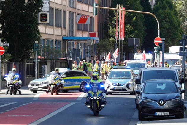Frankfurt Impressionen 14.08.2026 Vereinigte Dienstleistungsgewerkschaft VERDI ruft zu zentralem hessenweiten Streikmassnahmen vor weiteren Tarifverhandlungen im Einzelhandel und Großhandel auf. Vor der Kundgebung bei 31 Grad vor der Hauptwache Frankfurt nahmen zahlreiche Streikende am Demonstrationszug ab DGB Haus statt Frankfurt Main Hessen Deutschland *** Frankfurt Impressions, August 14, 2026: The United Services Union VERDI calls for a statewide strike across Hesse ahead of further collective bargaining negotiations in the retail and wholesale sectors. Before the rally, held in 31-degree heat in front of the Hauptwache in Frankfurt, numerous strikers joined the demonstrationprocession starting from the DGB building in Frankfurt am