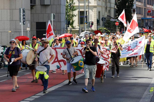 Frankfurt Impressionen 14.08.2026 Vereinigte Dienstleistungsgewerkschaft VERDI ruft zu zentralem hessenweiten Streikmassnahmen vor weiteren Tarifverhandlungen im Einzelhandel und Großhandel auf. Vor der Kundgebung bei 31 Grad vor der Hauptwache Frankfurt nahmen zahlreiche Streikende am Demonstrationszug ab DGB Haus statt Frankfurt Main Hessen Deutschland *** Frankfurt Impressions, August 14, 2026: The United Services Union VERDI calls for a statewide strike across Hesse ahead of further collective bargaining negotiations in the retail and wholesale sectors. Before the rally, held in 31-degree heat in front of the Hauptwache in Frankfurt, numerous strikers joined the demonstrationprocession starting from the DGB building in Frankfurt am