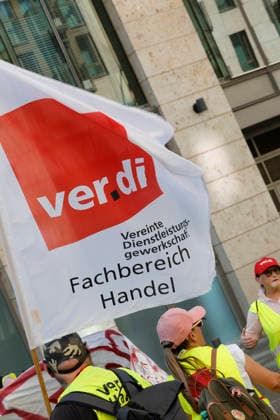 Frankfurt Impressionen 14.08.2026 Vereinigte Dienstleistungsgewerkschaft VERDI ruft zu zentralem hessenweiten Streikmassnahmen vor weiteren Tarifverhandlungen im Einzelhandel und Großhandel auf. Vor der Kundgebung bei 31 Grad vor der Hauptwache Frankfurt nahmen zahlreiche Streikende am Demonstrationszug ab DGB Haus statt Frankfurt Main Hessen Deutschland *** Frankfurt Impressions, August 14, 2026: The United Services Union VERDI calls for a statewide strike across Hesse ahead of further collective bargaining negotiations in the retail and wholesale sectors. Before the rally, held in 31-degree heat in front of the Hauptwache in Frankfurt, numerous strikers joined the demonstrationprocession starting from the DGB building in Frankfurt am