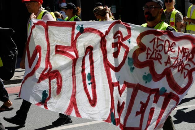 Frankfurt Impressionen 14.08.2026 Vereinigte Dienstleistungsgewerkschaft VERDI ruft zu zentralem hessenweiten Streikmassnahmen vor weiteren Tarifverhandlungen im Einzelhandel und Großhandel auf. Vor der Kundgebung bei 31 Grad vor der Hauptwache Frankfurt nahmen zahlreiche Streikende am Demonstrationszug ab DGB Haus statt hier Azubi Lohnforderung Frankfurt Main Hessen Deutschland *** Frankfurt Impressions, August 14, 2026: The United Services Union VERDI calls for a statewide strike across Hesse ahead of further collective bargaining negotiations in the retail and wholesale sectors. Before the rally, held in 31-degree heat in front of the Hauptwache in Frankfurt, numerous strikers joined the demonstrationprocession starting from the DGB