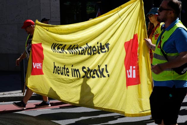 Frankfurt Impressionen 14.08.2026 Vereinigte Dienstleistungsgewerkschaft VERDI ruft zu zentralem hessenweiten Streikmassnahmen vor weiteren Tarifverhandlungen im Einzelhandel und Großhandel auf. Vor der Kundgebung bei 31 Grad vor der Hauptwache Frankfurt nahmen zahlreiche Streikende am Demonstrationszug ab DGB Haus statt hier IKEA Frankfurt Main Hessen Deutschland *** Frankfurt Impressions, August 14, 2026: The United Services Union VERDI calls for a statewide strike across Hesse ahead of further collective bargaining negotiations in the retail and wholesale sectors. Before the rally, which took place in 31-degree heat in front of the Hauptwache in Frankfurt, numerous strikers joined the demonstrationprocession starting from the DGB bu