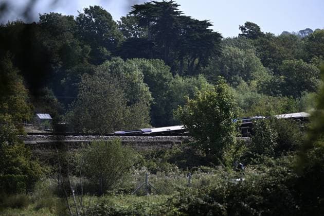 East Sussex train derailment that left two seriously injured and 18 hurt LEWES, ENGLAND - AUGUST 14: A view of the derailed train as emergency services attend a train derailment near Lewes station in East Sussex on August 14, 2026 in Lewes, England. Two people sustained serious injuries and 18 others suffered less serious injuries near Lewes railway station in East Sussex. Approximately 150 people were aboard the train when at least three carriages left the tracks and overturned. Rasid Necati Aslim Anadolu Lewes United Kingdom. Editorial use only. Please get in touch for any other usage.  Copyright: x2026xAnadoluxRasidxNecatixAslimx
