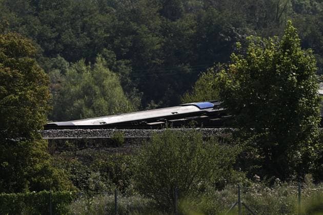 East Sussex train derailment that left two seriously injured and 18 hurt LEWES, ENGLAND - AUGUST 14: A view of the derailed train as emergency services attend a train derailment near Lewes station in East Sussex on August 14, 2026 in Lewes, England. Two people sustained serious injuries and 18 others suffered less serious injuries near Lewes railway station in East Sussex. Approximately 150 people were aboard the train when at least three carriages left the tracks and overturned. Rasid Necati Aslim Anadolu Lewes United Kingdom. Editorial use only. Please get in touch for any other usage.  Copyright: x2026xAnadoluxRasidxNecatixAslimx