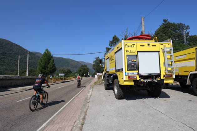 Fire in Caboalles de Abajo, León, Stabilized and Downgraded to Level Zero Fire truck during efforts to extinguish a wildfire, August 14, 2026, in Caboalles de Abajo, León, Castile and León, Spain. The fire in this town has been stabilized and downgraded to level zero after a night of intense work to combat the flames. Firefighting crews managed to contain the fire front and secure the perimeter, which now stands at 90%. AUGUST 14, 2026 FOREST FIRE Caboalles de Abajo, León, Castile Caboalles de Abajo, León, Castile, Spain  Copyright: xFernandoxOterox 7713990