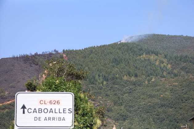 Fire in Caboalles de Abajo, León, Stabilized and Downgraded to Level Zero A column of smoke caused by a wildfire on August 14, 2026, in Caboalles de Abajo, León, Castile and León, Spain. The fire in this town has been stabilized and downgraded to level zero after a night of intense work to combat the flames. Firefighting crews managed to contain the fire front and secure the perimeter, which now stands at 90%. AUGUST 14, 2026 FOREST FIRE Caboalles de Abajo, León, Castile Caboalles de Abajo, León, Castile, Spain  Copyright: xFernandoxOterox 7713983