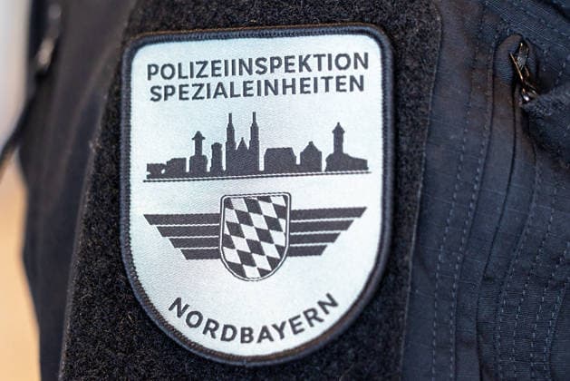 Drohnendetektion und -abwehr der Bayerischen Polizei, Flughafen Nürnberg, 14.08.2026 Ärmelabzeichen der Polizeiinspektion Spezialeinheiten Nordbayern auf einer Einsatzjacke. Die Spezialeinheiten der Bayerischen Polizei nutzen bereits seit längerem Technik zur Drohnendetektion und -abwehr, deren Ausbau am Flughafen Nürnberg vorgestellt wurde. Nürnberg Flughafen Bayern Deutschland *** Drone Detection and Defense by the Bavarian Police, Nuremberg Airport, August 14, 2026: Sleeve patch of the Northern Bavaria Special Units Police Precinct on an operational jacket. The special units of the Bavarian Police have been using drone detection and defense technology for some time now, and its expansion was presented at Nuremberg Airport. Nuremberg 20260814-1V9A7039-M4000