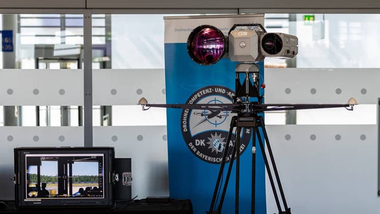 Drohnendetektion und -abwehr der Bayerischen Polizei, Flughafen Nürnberg, 14.08.2026 Ein Multisensor-System zur Drohnenaufklärung und -abwehr des Drohnen-Kompetenz- und -Abwehrzentrums der Bayerischen Polizei steht auf einem Stativ, daneben ein Monitor zur Live-Überwachung. Die Präsentation am Flughafen Nürnberg zeigt technische Möglichkeiten zur Detektion und Abwehr von Drohnen im Rahmen des geplanten Ausbaus der Grenzpolizeiinspektion. Nürnberg Flughafen Bayern Deutschland *** Drone Detection and Defense by the Bavarian Police, Nuremberg Airport, August 14, 2026 A multisensor system for drone reconnaissance and defense, developed by the Bavarian Police’s Drone Competence and Defense Center, is mounted on a tripod, next to it is a m 20260814-1V9A7047-M4000