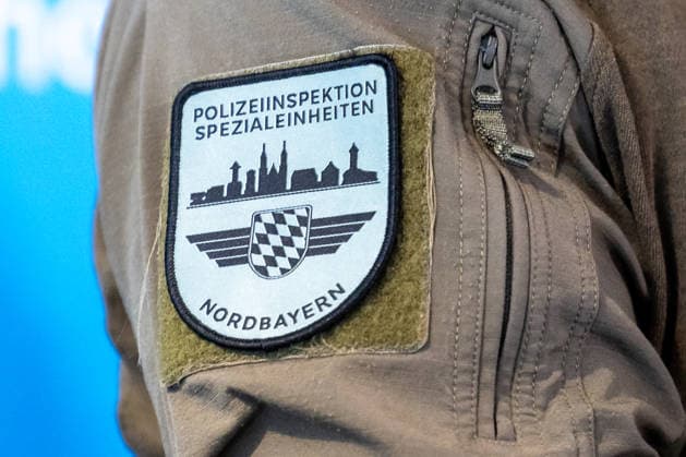 Drohnendetektion und -abwehr der Bayerischen Polizei, Flughafen Nürnberg, 14.08.2026 Ärmelabzeichen der Polizeiinspektion Spezialeinheiten Nordbayern auf einer Einsatzuniform. Im Rahmen einer Informationsveranstaltung stellt die Bayerische Polizei am Flughafen Nürnberg ihre Möglichkeiten zur Drohnendetektion und -abwehr vor, wobei technische Ausstattung, personelle Ressourcen und die Grenzpolizeiinspektion weiter ausgebaut werden sollen. Nürnberg Flughafen Bayern Deutschland *** Drone Detection and Defense by the Bavarian Police, Nuremberg Airport, August 14, 2026: Sleeve insignia of the Northern Bavaria Special Units Police Precinct on an operational uniform. As part of an informational event, the Bavarian Police at Nuremberg Airport 20260814-1V9A7170-M4000