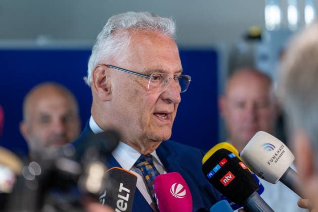 Innenminister Herrmann informiert über Drohnendetektion und -abwehr der Bayerischen Polizei, Flughafen Nürnberg, 14.08.2026 Bayerns Innenminister Joachim Herrmann informiert Journalisten über die Möglichkeiten der Bayerischen Polizei zur Drohnendetektion und -abwehr. Er äußert sich zum geplanten Ausbau der technischen Ausstattung, der personellen Ressourcen und zur Verstärkung der Grenzpolizeiinspektion. Nürnberg Flughafen Bayern Deutschland *** Minister of the Interior Herrmann Provides Information on Drone Detection and Defense by the Bavarian Police, Nuremberg Airport, August 14, 2026 Bavaria’s Interior Minister Joachim Herrmann briefs journalists on the Bavarian Police’s capabilities for drone detection and defense. He comments 20260814-1V9A7172-M4000
