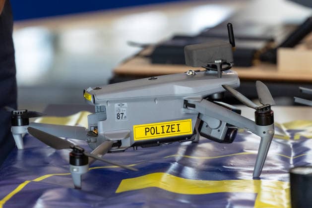 Drohnendetektion und -abwehr der Bayerischen Polizei, Flughafen Nürnberg, 14.08.2026 Eine Polizeidrohne mit dem Schriftzug POLIZEI liegt auf einem Tisch, im Hintergrund weiteres technisches Gerät. Die Bayerische Polizei informiert über Möglichkeiten zur Drohnendetektion und -abwehr sowie den geplanten Ausbau von technischer Ausstattung und personellen Ressourcen, unter anderem für die Grenzpolizeiinspektion. Nürnberg Flughafen Bayern Deutschland *** Drone Detection and Defense by the Bavarian Police, Nuremberg Airport, August 14, 2026 A police drone bearing the word POLIZEI lies on a table, with additional technical equipment in the background. The Bavarian Police is providing information on methods for drone detection and defense, 20260814-1V9A7203-M4000