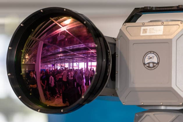 Drohnendetektion und -abwehr der Bayerischen Polizei, Flughafen Nürnberg, 14.08.2026 Optisches Sensorsystem zur Drohnendetektion und -abwehr, präsentiert bei einer Informationsveranstaltung der Bayerischen Polizei am Flughafen Nürnberg. Durch die Linse spiegelt sich eine Ausstellungshalle mit zahlreichen Besuchern. Nürnberg Flughafen Bayern Deutschland *** Drone Detection and Defense by the Bavarian Police, Nuremberg Airport, August 14, 2026 Optical sensor system for drone detection and defense, presented at an informational event hosted by the Bavarian Police at Nuremberg Airport. Through the lens, an exhibition hall filled with numerous visitors is reflected. Nuremberg Airport, Bavaria, Germany 20260814-1V9A7207-M4000