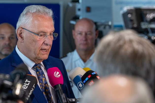 Innenminister Herrmann informiert über Drohnendetektion und -abwehr der Bayerischen Polizei, Flughafen Nürnberg, 14.08.2026 Bayerns Innenminister Joachim Herrmann äußert sich vor zahlreichen Mikrofonen zur Drohnendetektion und -abwehr der Bayerischen Polizei am Flughafen Nürnberg. Er informiert über den geplanten Ausbau technischer Ausstattung, personeller Ressourcen und die Verstärkung der Grenzpolizeiinspektion. Nürnberg Flughafen Bayern Deutschland *** Interior Minister Herrmann Provides Information on Drone Detection and Defense by the Bavarian Police, Nuremberg Airport, August 14, 2026 Bavaria’s Interior Minister Joachim Herrmann speaks to numerous media outlets about the Bavarian Police’s drone detection and defense measures a 20260814-1V9A7212-M4000