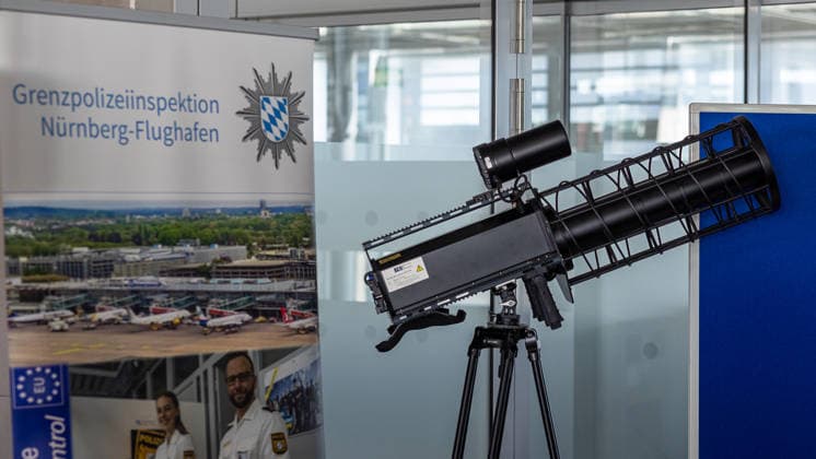 Drohnendetektion und -abwehr der Bayerischen Polizei, Flughafen Nürnberg, 14.08.2026 Ein Counter UAV Jammer HP 47+ PRO V7 steht auf einem Stativ, ein tragbares, schultergestütztes Störsender-System zur Drohnenabwehr. Im Hintergrund ist ein Aufsteller der Grenzpolizeiinspektion Nürnberg-Flughafen zu sehen. Nürnberg Flughafen Bayern Deutschland *** Drone Detection and Defense by the Bavarian Police, Nuremberg Airport, August 14, 2026 A Counter UAV Jammer HP 47 PRO V7 is mounted on a tripod—a portable, shoulder-mounted jammer system for drone defense. In the background, a representative from the Nuremberg Airport Border Police Station can be seen. Nuremberg Airport, Bavaria, Germany 20260814-286A5218-M4000