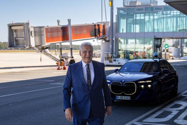 Innenminister Herrmann informiert über Drohnendetektion und -abwehr der Bayerischen Polizei, Flughafen Nürnberg, 14.08.2026 Bayerns Innenminister Joachim Herrmann trifft am Flughafen Nürnberg ein, wo die Bayerische Polizei über Möglichkeiten zur Drohnendetektion und -abwehr informiert. Technische Ausstattung und personelle Ressourcen sollen weiter ausgebaut und die Grenzpolizeiinspektion verstärkt werden. Nürnberg Flughafen Bayern Deutschland *** Minister of the Interior Herrmann Provides Information on Drone Detection and Defense by the Bavarian Police, Nuremberg Airport, August 14, 2026 Bavarian Interior Minister Joachim Herrmann arrives at Nuremberg Airport, where the Bavarian Police are providing information on drone detection an 20260814-286A5262-M4000