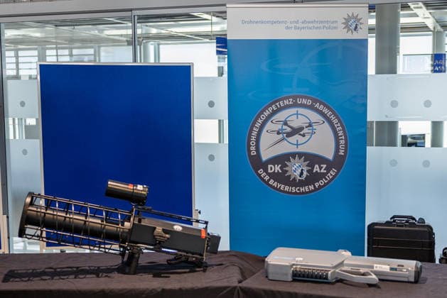 Drohnendetektion und -abwehr der Bayerischen Polizei, Flughafen Nürnberg, 14.08.2026 Ausrüstung des Drohnenkompetenz- und -abwehrzentrums der Bayerischen Polizei ist auf einem Tisch ausgestellt. Zu sehen ist unter anderem der Counter UAV Jammer HP 47+ PRO V7, ein tragbares, schultergestütztes Störsender-System zur Drohnenabwehr, sowie weiteres technisches Gerät. Nürnberg Flughafen Bayern Deutschland *** Drone Detection and Defense by the Bavarian Police, Nuremberg Airport, August 14, 2026. Equipment from the Bavarian Police’s Drone Competence and Defense Center is on display on a table. Among the items on display are the Counter UAV Jammer HP 47 PRO V7, a portable, shoulder-mounted jammer system for drone defense, as well as other tec 20260814-286A5284-M4000