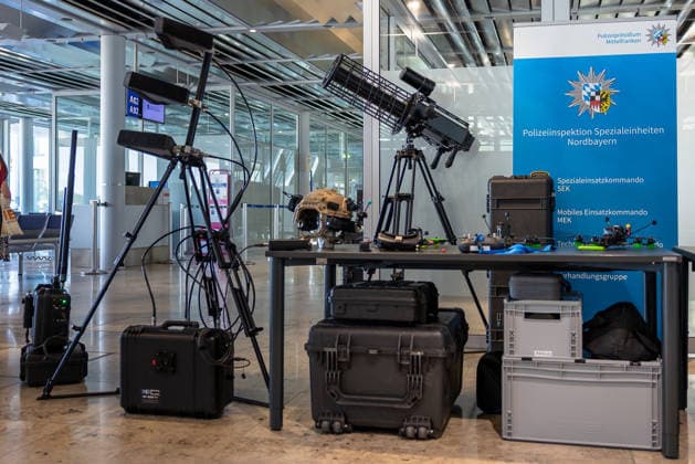 Drohnendetektion und -abwehr der Bayerischen Polizei, Flughafen Nürnberg, 14.08.2026 Ausstellung von technischer Ausrüstung zur Drohnendetektion und -abwehr der Polizeiinspektion Spezialeinheiten Nordbayern am Flughafen Nürnberg. Zu sehen sind Antennen, Sensoren, Schutzausrüstung und Transportkoffer der Spezialeinheiten SEK und MEK sowie der Verhandlungsgruppe. Die Bayerische Polizei informiert über den geplanten Ausbau technischer und personeller Ressourcen sowie die Verstärkung der Grenzpolizeiinspektion. Nürnberg Flughafen Bayern Deutschland *** Drone Detection and Defense by the Bavarian Police, Nuremberg Airport, August 14, 2026 Exhibition of technical equipment for drone detection and defense by the Northern Bavaria Special Uni 20260814-286A5334-M4000