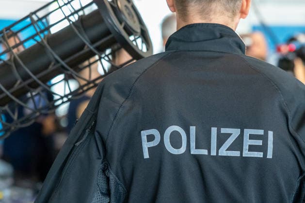 Drohnendetektion und -abwehr der Bayerischen Polizei, Flughafen Nürnberg, 14.08.2026 Ein Polizeibeamter mit der Aufschrift POLIZEI auf der Jacke trägt technisches Gerät zur Drohnendetektion. Die Bayerische Polizei informiert über Möglichkeiten zur Drohnenabwehr sowie den geplanten Ausbau von Technik und Personal der Grenzpolizeiinspektion. Nürnberg Flughafen Bayern Deutschland *** Drone Detection and Defense by the Bavarian Police, Nuremberg Airport, August 14, 2026 A police officer with the word POLIZEI on his jacket is carrying technical equipment for drone detection. The Bavarian Police is providing information on drone defense measures as well as the planned expansion of technology and personnel at the Nuremberg Airport Border P 20260814-286A5387-M4000