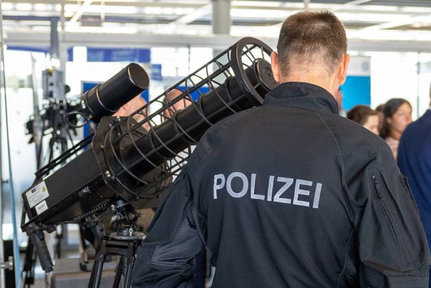 Drohnendetektion und -abwehr der Bayerischen Polizei, Flughafen Nürnberg, 14.08.2026 Ein Polizeibeamter präsentiert den Counter UAV Jammer HP 47+ PRO V7, ein tragbares, schultergestütztes Störsender-System zur Drohnenabwehr (C-sUAS). Das Gerät wird auf der Schulter getragen und dient der Detektion und Bekämpfung unbemannter Fluggeräte. Nürnberg Flughafen Bayern Deutschland *** Drone Detection and Defense by the Bavarian Police, Nuremberg Airport, August 14, 2026 A police officer demonstrates the Counter UAV Jammer HP 47 PRO V7, a portable, shoulder-mounted jammer system for countering drones (C-sUAS). The device is carried on the shoulder and is used to detect and counter unmanned aerial vehicles. Nuremberg Airport, Bavaria, Germany 20260814-286A5413-M4000