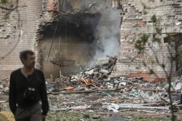 Aftermath of a Russian airstrike in Kramatorsk KRAMATORSK, UKRAINE - AUGUST 14: A resident stands next to a destroyed and burning residential building following a Russian airstrike in Kramatorsk, Ukraine, on August 14, 2026. Francisco Richart Anadolu Kramatorsk Ukraine. Editorial use only. Please get in touch for any other usage.  Copyright: x2026xAnadoluxFranciscoxRichartx