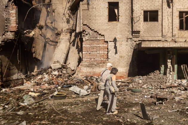 Aftermath of a Russian airstrike in Kramatorsk KRAMATORSK, UKRAINE - AUGUST 14: An elderly couple walks their dog past a destroyed and burning residential building following a Russian airstrike in Kramatorsk, Ukraine, on August 14, 2026. Francisco Richart Anadolu Kramatorsk Ukraine. Editorial use only. Please get in touch for any other usage.  Copyright: x2026xAnadoluxFranciscoxRichartx