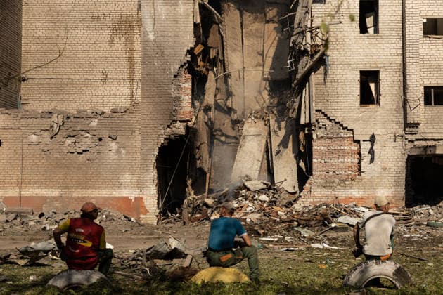 Aftermath of a Russian airstrike in Kramatorsk KRAMATORSK, UKRAINE - AUGUST 14: Workers sit next to a destroyed residential building following a Russian attack in Kramatorsk, Ukraine, on August 14, 2026. Francisco Richart Anadolu Kramatorsk Ukraine. Editorial use only. Please get in touch for any other usage.  Copyright: x2026xAnadoluxFranciscoxRichartx