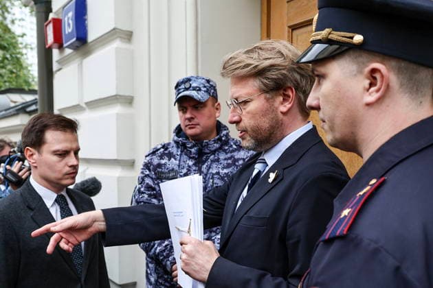 RUSSIA, MOSCOW - AUGUST 14, 2026: Yabloko Party Chairman Nikolai Rybakov (2nd R) arrives at the building of the Supreme Court of Russia to file an appeal against the court s ruling which deregistered the party before the 2026 Russian State Duma election. Sergei Bulkin TASS  96139013