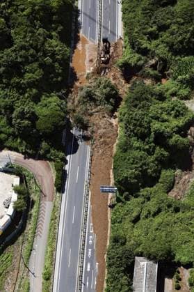 Aftermath of torrential rain in eastern Japan Photo taken from a Kyodo News helicopter shows the site of a mudslide in Togane in Chiba Prefecture, east of Tokyo, on Aug. 14, 2026, after torrential rain overnight.  A14AA0005625813P