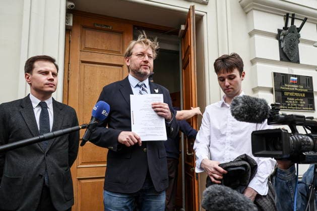RUSSIA, MOSCOW - AUGUST 14, 2026: Yabloko Party Chairman Nikolai Rybakov (C) talks to journalists as he arrives at the building of the Supreme Court of Russia to file an appeal against the court s ruling which deregistered the party before the 2026 Russian State Duma election. Sergei Bulkin TASS  96139385