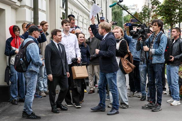 RUSSIA, MOSCOW - AUGUST 14, 2026: Yabloko Party Chairman Nikolai Rybakov (C) arrives at the building of the Supreme Court of Russia to file an appeal against the court s ruling which deregistered the party before the 2026 Russian State Duma election. Sergei Bulkin TASS  96139387