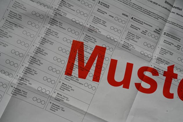 Landkreis Leer muss 27.500 Stimmzettel neu drucken Blick auf den fehlerhaften Stimmzettel. Ankreuzfelder fehlen bei vier Kandidaten für die Wahl des Kreistags. Leer Niedersachsen Deutschland *** Leer District Must Reprint 27,500 Ballots: A Look at the Faulty Ballot—Checkboxes Missing for Four Candidates in the Leer District Council Election, Lower Saxony, Germany Copyright: xdiebildwerftx