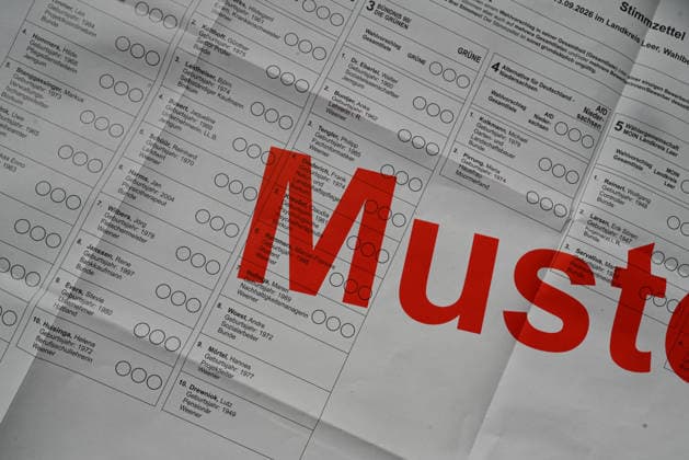 Landkreis Leer muss 27.500 Stimmzettel neu drucken Blick auf den fehlerhaften Stimmzettel. Ankreuzfelder fehlen bei vier Kandidaten für die Wahl des Kreistags. Leer Niedersachsen Deutschland *** Leer District Must Reprint 27,500 Ballots: A Look at the Faulty Ballot—Checkboxes Missing for Four Candidates in the Leer District Council Election, Lower Saxony, Germany Copyright: xdiebildwerftx