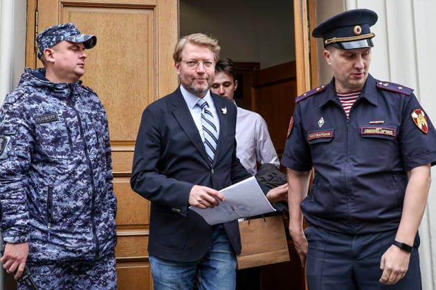 RUSSIA, MOSCOW - AUGUST 14, 2026: Yabloko Party Chairman Nikolai Rybakov (C) arrives at the building of the Supreme Court of Russia to file an appeal against the court s ruling which deregistered the party before the 2026 Russian State Duma election. Sergei Bulkin TASS  96139505
