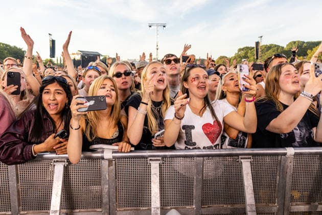 Sombr live at Syd For Solen 2026 Copenhagen, Denmark. 13th, August 2026. Concert goers seen at a live concert with the American singer Sombr during the Danish music festival Syd For Solen 2026 in Copenhagen. Denmark, Copenhagen  Copyright: xGonzalesxPhoto ErlingxBrodersenx