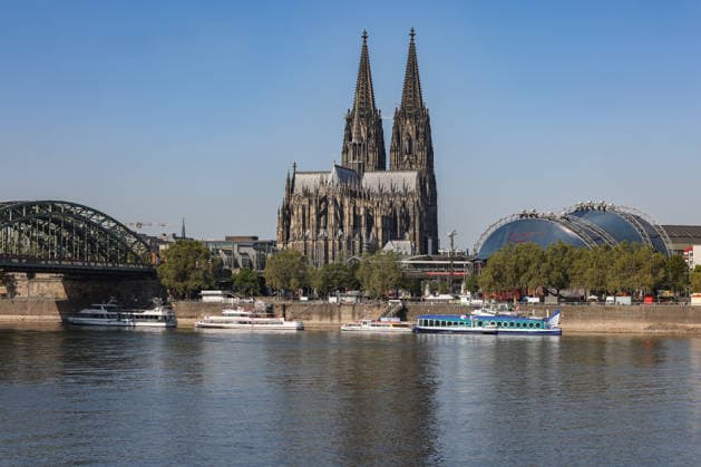 Blick aus Koeln (Köln) - Deutz. Der Koelner (Kölner) Dom, Hohe Domkirche Sankt Petrus (Mitte), die Hohenzollernbruecke (Hohenzollernbrücke) (links) und der Musical Dome (rechts). Im Vordergrund der Rhein. Koelner (Kölner) Dom am 14.08.2026 in Koeln (Köln) Deutschland. *** View from Cologne-Deutz: Cologne Cathedral, St. Peter’s Cathedral in the city center, the Hohenzollern Bridge on the left, and the Musical Dome on the right. In the foreground, the Rhine and Cologne Cathedral on August 14, 2026, in Cologne, Germany
