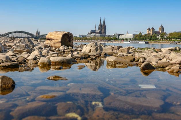 Sommer im Rheinland. Blick auf den Rhein bei Koeln (Köln) - Deutz. Der Rhein in Koeln (Köln) fuehrt (führt) Niedrigwasser aufgrund anhaltender Trockenheit. Im Hintergrund die Hohenzollernbruecke (Hohenzollernbrücke) (links) und der Koelner (Kölner) Dom (rechts). Sommer im Rheinland am 14.08.2026 in Koeln (Köln) Deutschland. *** Summer in the Rhineland: View of the Rhine near Cologne (Deutz). The Rhine in Cologne is at low water levels due to persistent drought. In the background, the Hohenzollern Bridge is on the left and Cologne Cathedral is on the right. Summer in the Rhineland on August 14, 2026 in Cologne, Germany