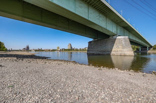 Sommer im Rheinland. Blick auf den Rhein bei Koeln (Köln) - Deutz. Der Rhein in Koeln (Köln) fuehrt (führt) Niedrigwasser aufgrund anhaltender Trockenheit. In der Bildmitte die Zoobruecke (Zoobrücke). Im Hintergrund links der Koelner (Kölner) Dom. Sommer im Rheinland am 14.08.2026 in Koeln (Köln) Deutschland. *** Summer in the Rhineland: View of the Rhine near Cologne (Deutz). The Rhine in Cologne is at low water levels due to persistent drought. In the center of the image is the Zoobrücke bridge; in the background on the left is Cologne Cathedral. Summer in the Rhineland on August 14, 2026, in Cologne Germany