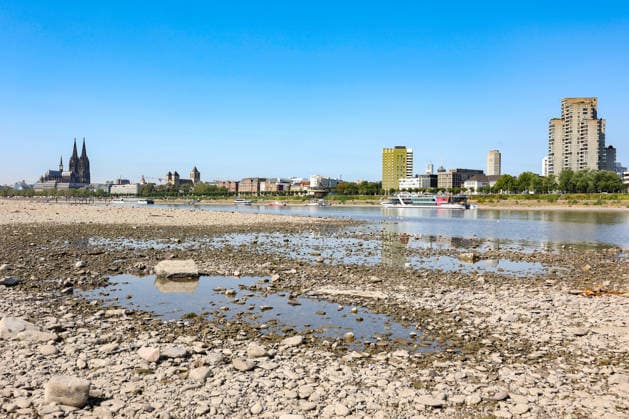 Sommer im Rheinland. Blick auf den Rhein bei Koeln (Köln) - Deutz. Der Rhein in Koeln (Köln) fuehrt (führt) Niedrigwasser aufgrund anhaltender Trockenheit. Im Hintergrund der Koelner (Kölner) Dom (links). Sommer im Rheinland am 14.08.2026 in Koeln (Köln) Deutschland. *** Summer in the Rhineland: View of the Rhine near Cologne, Deutz. The Rhine in Cologne is at low water levels due to persistent drought. In the background, to the left, is Cologne Cathedral. Summer in the Rhineland on August 14, 2026, in Cologne, Germany