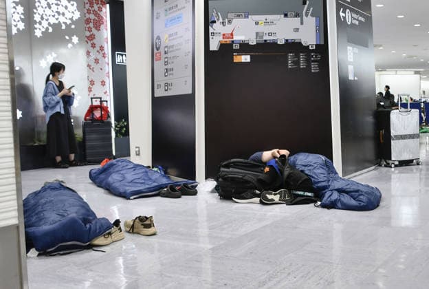 Aftermath of torrential rain in Chiba Stranded travelers rest in sleeping bags at Narita airport in Narita in Chiba Prefecture, eastern Japan, on Aug. 14, 2026, after torrential rain overnight caused flight cancellations and disruption of public transportation.  A14AA0005625823P