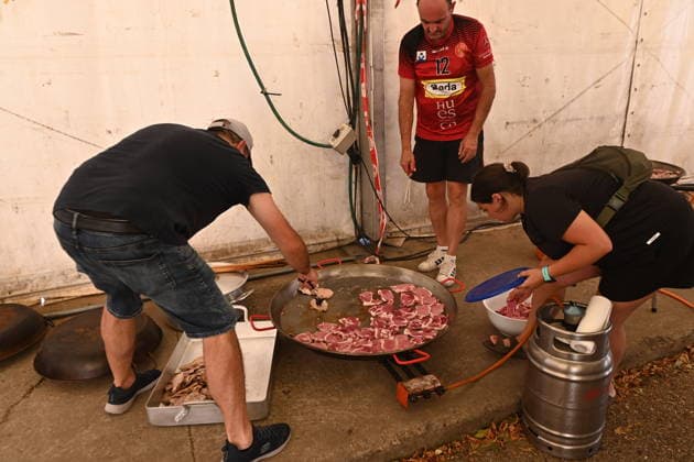 The spread of the fire in Huesca forces the evacuation of belongings from the San Juan de la Pena Monastery. People evacuated due to a wildfire prepare a meal at the Ayerbe sports center on August 14, 2026, in Las Penas de Riglos, Hoya de Huesca, Huesca, Aragón, Spain. The fire that broke out at 12:37 p.m. this Monday in Las Penas de Riglos, Huesca, has already burned more than 9,000 hectares and forced the preventive evacuation of sixteen towns and a total of 830 people. This Thursday, the flames surrounded the old monastery of San Juan de la Pena, though they did not damage the structure. Early this morning, the regional government issued an evacuation order for four more municipalities, in addition to the twelve from yesterday: these ar  Copyright: xRamonxCometx 7714142